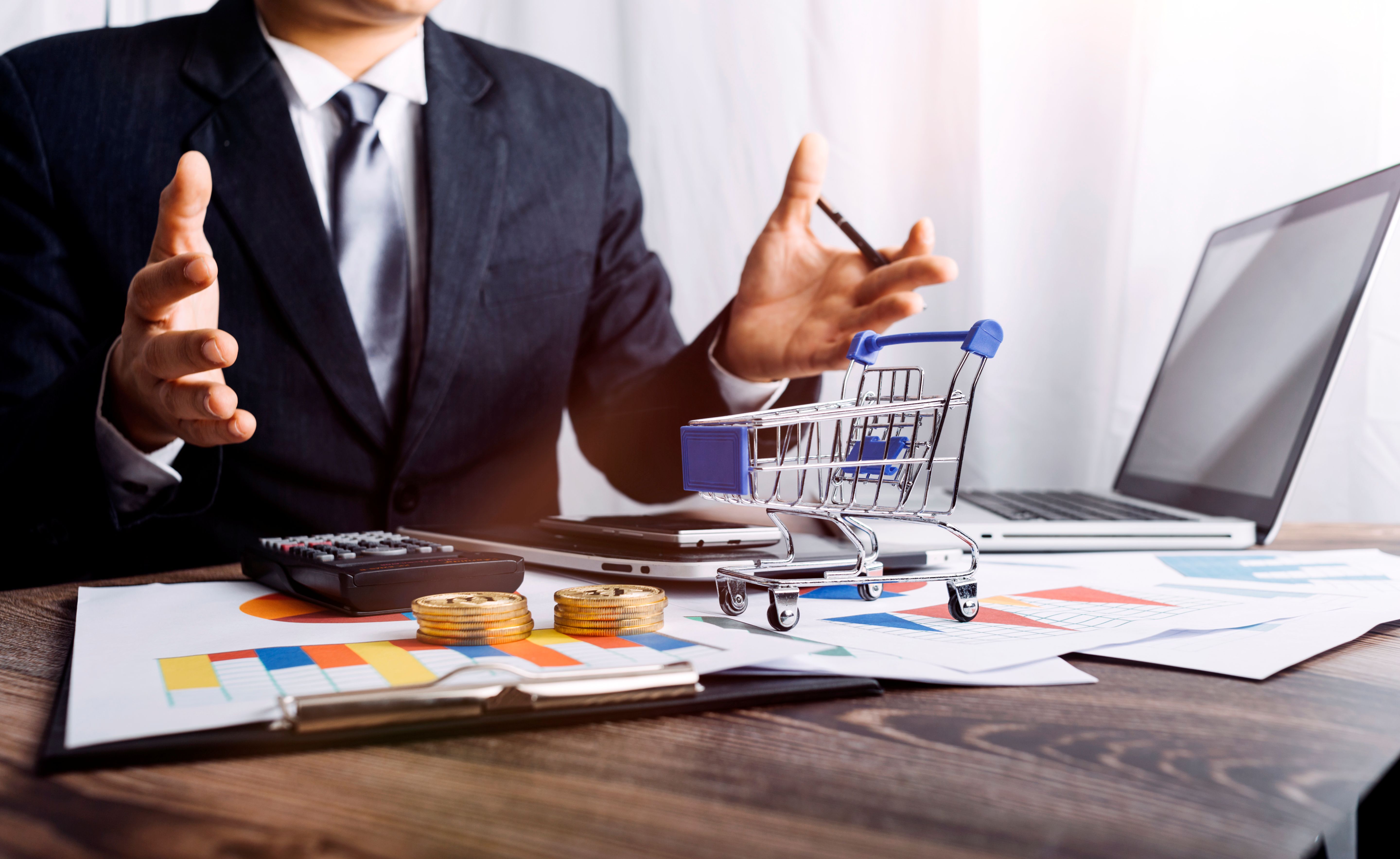 vecteezy_business-people-meeting-to-analyse-and-discuss-and_11330360